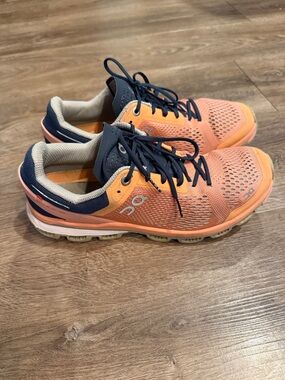 On Cloud Running Women's Orange/Salmon Running Shoes Size 9